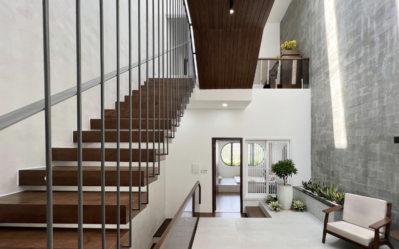 Mẫu cầu thang sát tường được xây dựng phổ biến hiện nay tránh phạm phong thủy