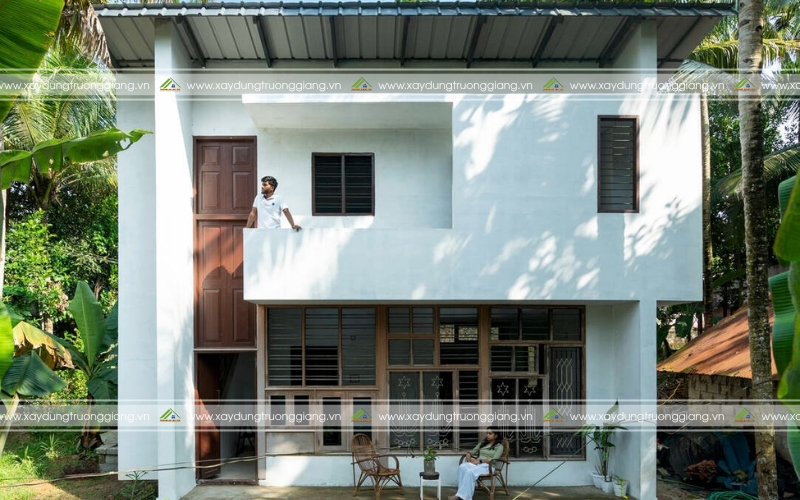 Mẫu nhà 2 tầng nông thôn nhỏ mái tôn và vật liệu gỗ