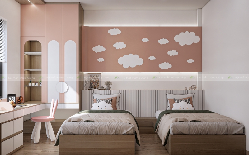 Phòng ngủ của con nhỏ với góc học tập được lấy sáng ngay 